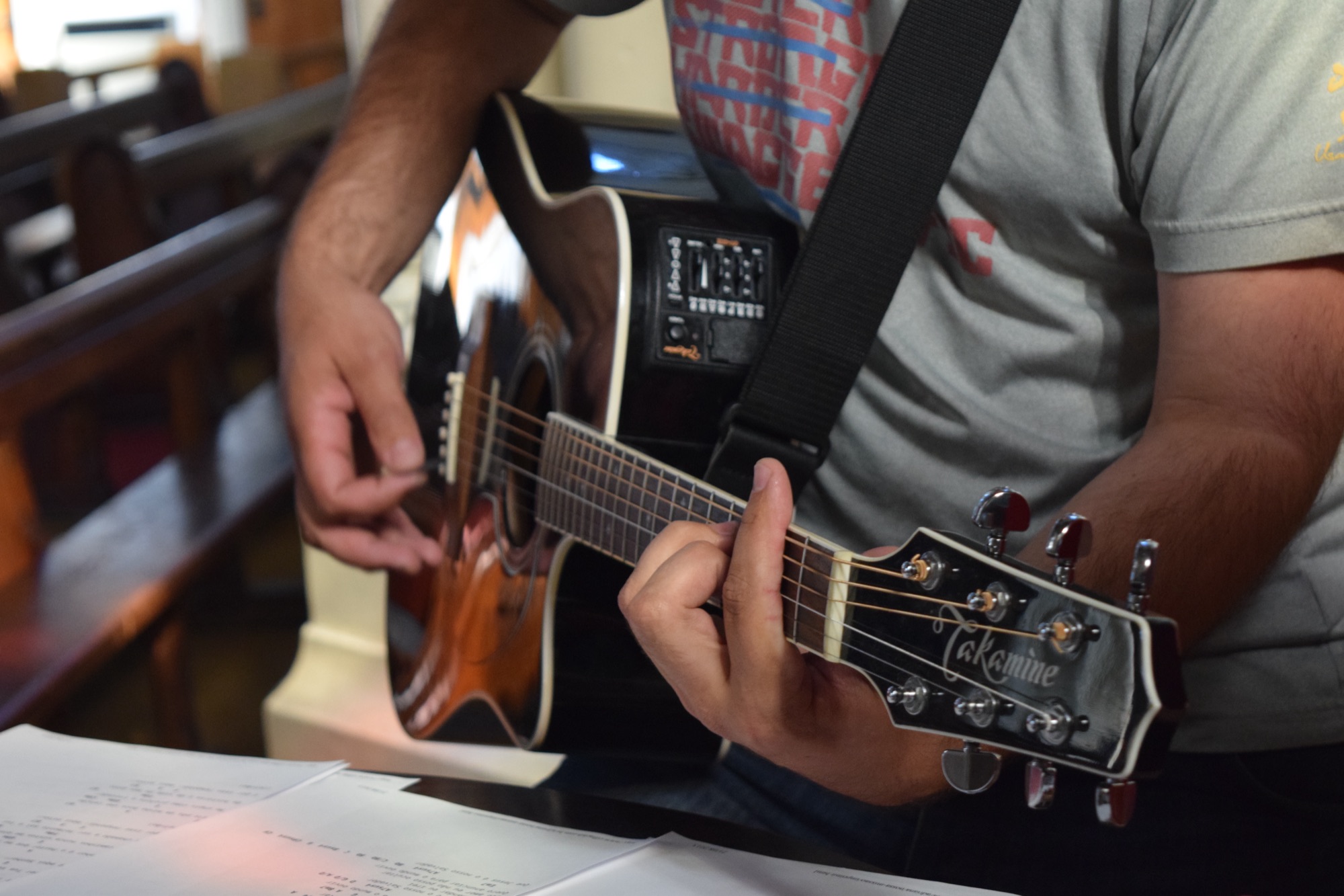 Músico tocando violão