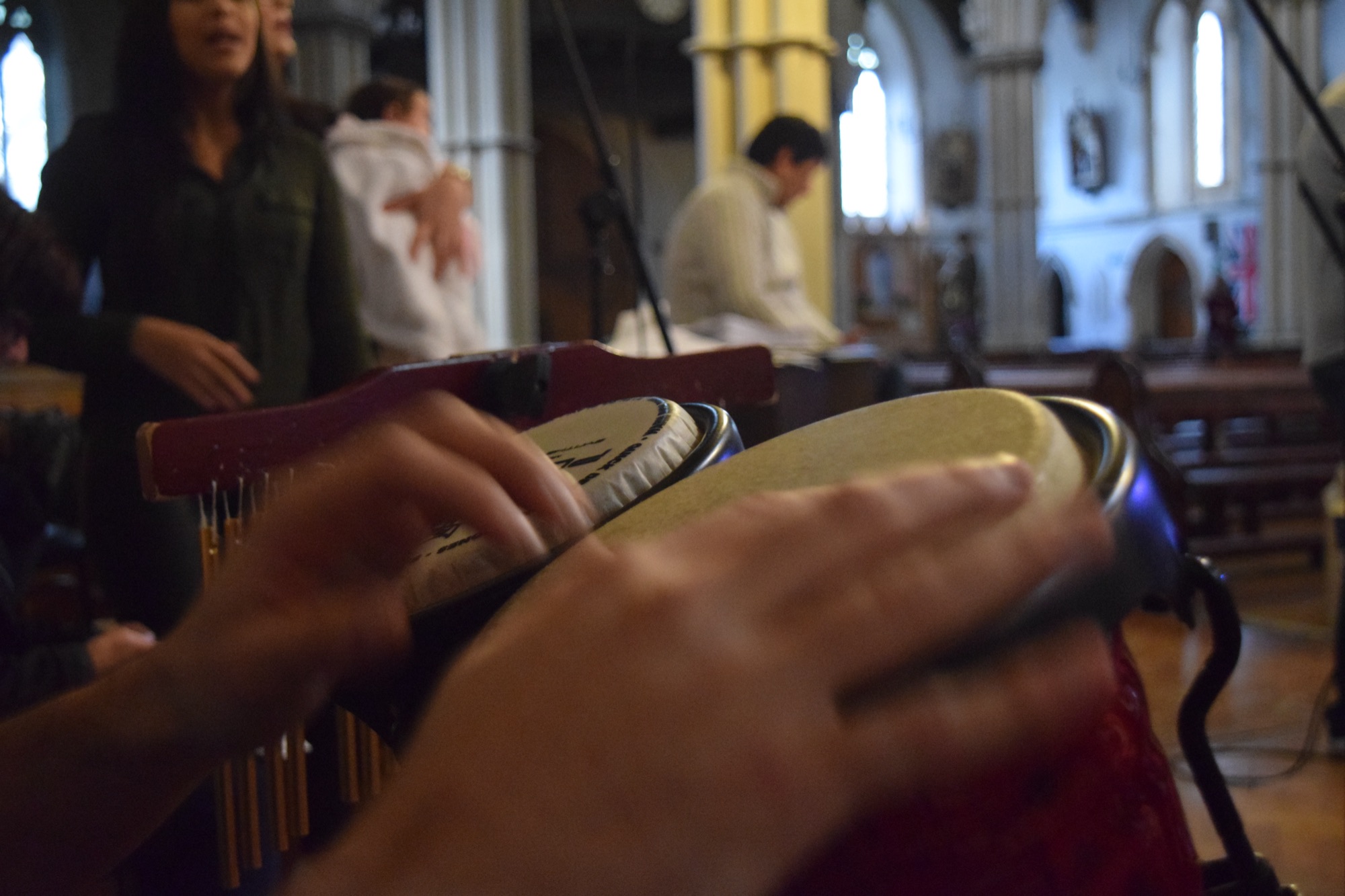Mãos tocando instrumento de percussão