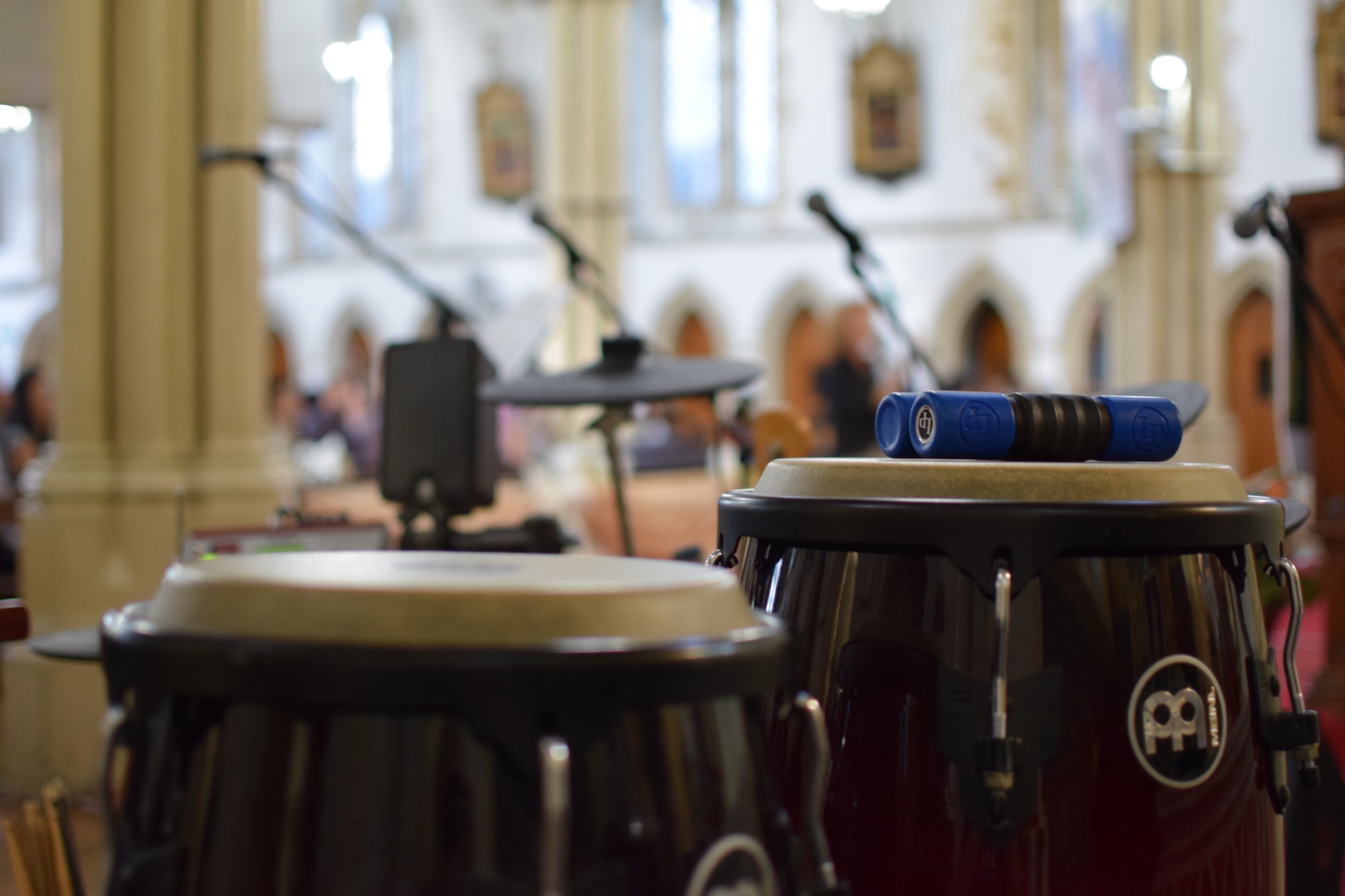 Instrumentos de percussão na igreja