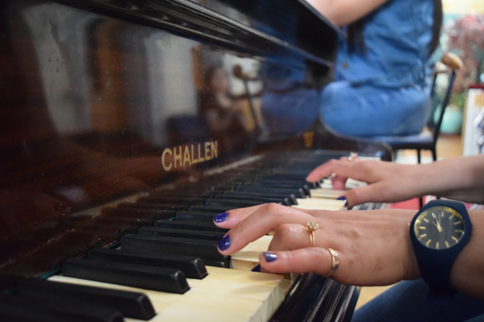 Mãos tocando piano